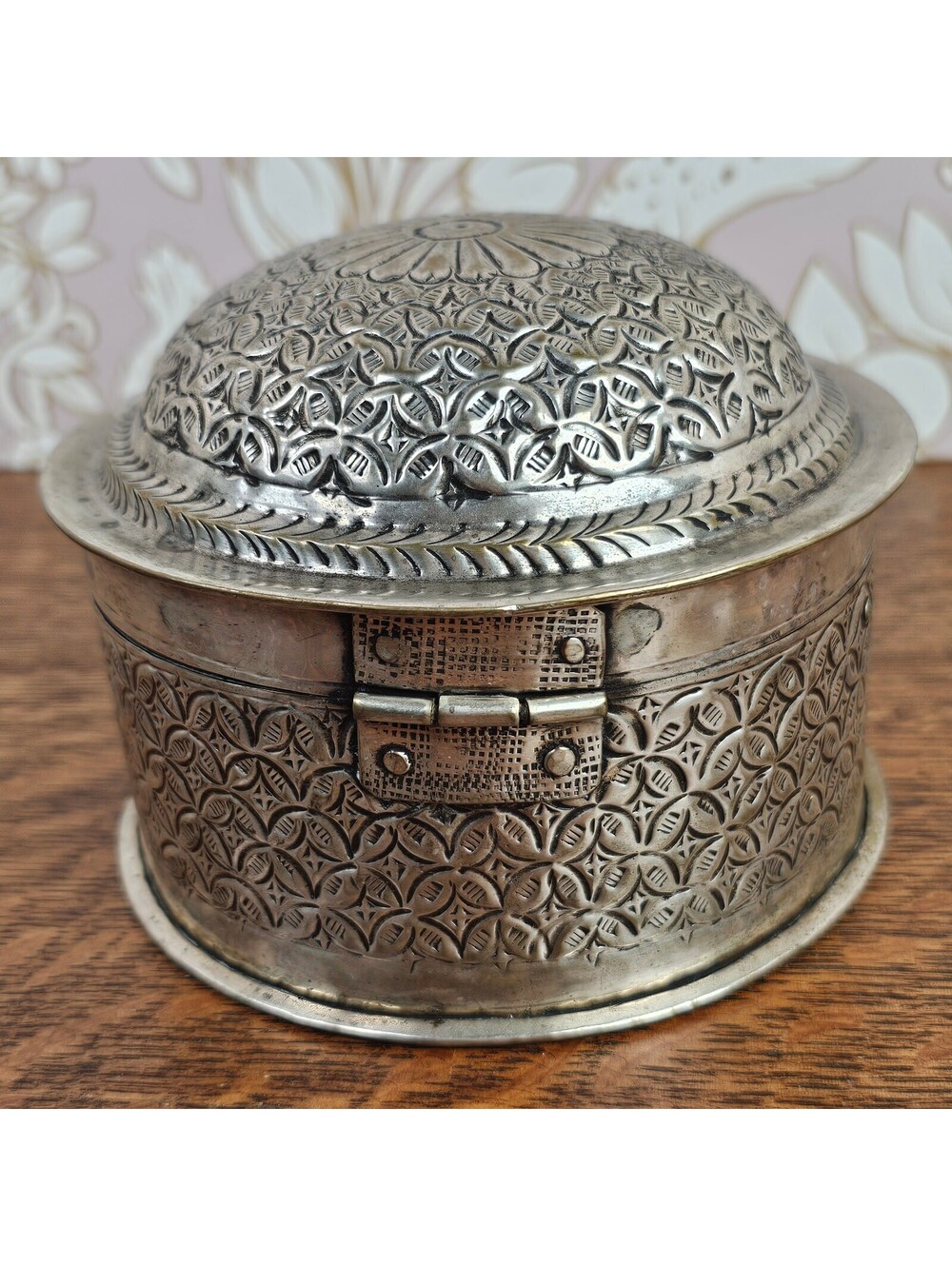 Vintage India Embossed Round Locking Jewelry Trinket Box 5" - Picture 7 of 15